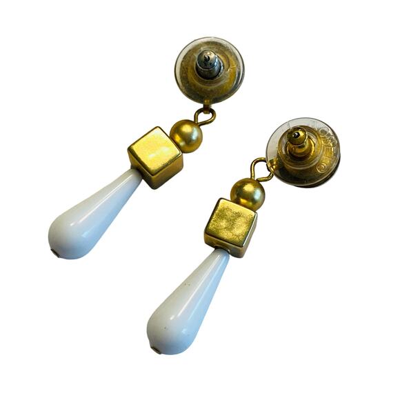 Vintage Goldtone & White Teardrop Pierced Earrings Dangles Drops Fashion Runway - Picture 3 of 5